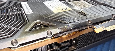 Lángra kapott egy RTX 5090 videókártya, még az alaplap is megégett alatta - de nem a tápkábel miatt