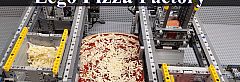 LEGO-ból épített magának pizzagyártó robotot, ami még szeletelni is tud
