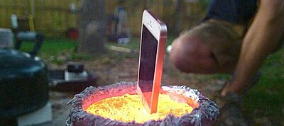 Mi történik ha egy iPhone-t egy vödör olvadt alumíniumba dobunk?