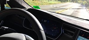 Neki akart menni egy másik autónak az egyik önvezető Tesla