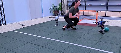 Videón, ahogy egy szívtelen kutató állandóan fellök egy focizni próbáló apró kis robotot