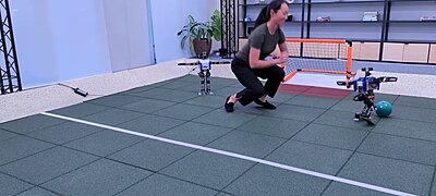 Videón, ahogy egy szívtelen kutató lökdös egy focizni próbáló kis robotot