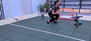 Videón, ahogy egy szívtelen kutató lökdös egy focizni próbáló kis robotot