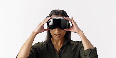 Itt a Steam Frame, a Valve új VR-szemüvegének hivatalos kidobozolása