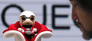 Cuki autós minirobottal tenné biztonságosabbá a vezetést a Toyota